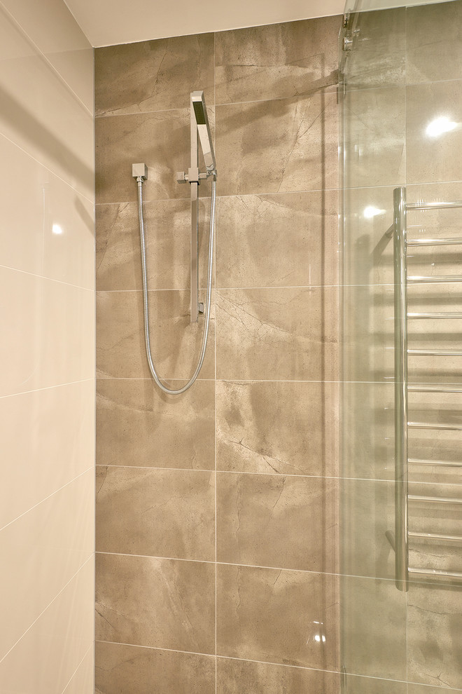 Idee per una piccola stanza da bagno padronale con doccia ad angolo, piastrelle marroni, piastrelle in gres porcellanato, pareti beige e porta doccia a battente