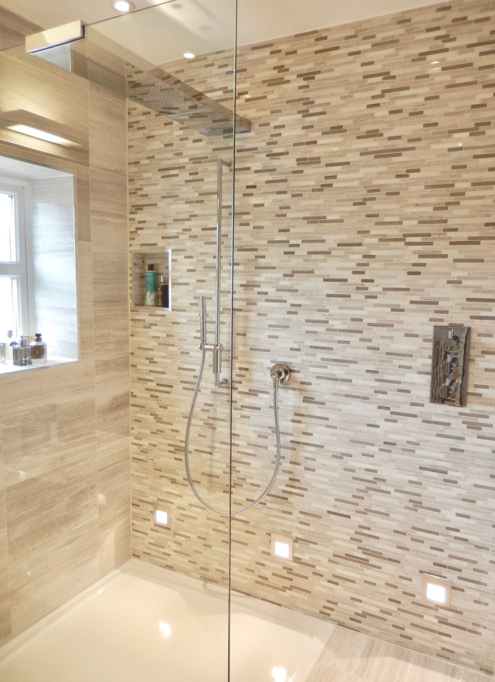 Inspiration för ett litet funkis badrum med dusch, med en öppen dusch, grå kakel, porslinskakel, grå väggar, grått golv och med dusch som är öppen