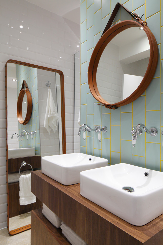 Пример оригинального дизайна: ванная комната в современном стиле с плоскими фасадами и фасадами цвета дерева среднего тона