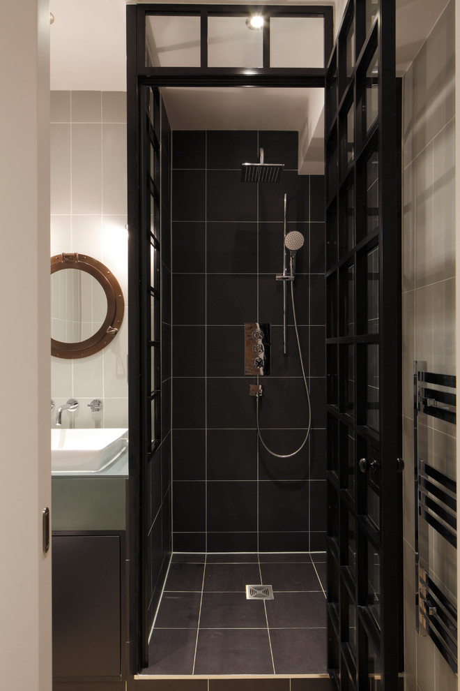 Idee per una stanza da bagno design con ante lisce e ante in legno scuro