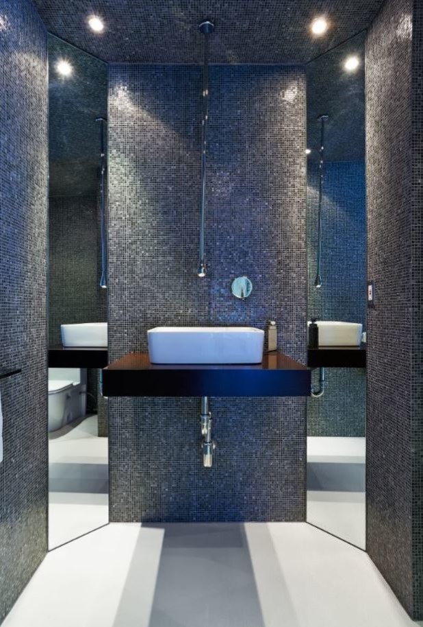 Idées déco pour une grande salle de bain principale contemporaine avec un carrelage bleu, mosaïque, sol en béton ciré, une vasque, un plan de toilette en quartz modifié et un sol blanc.
