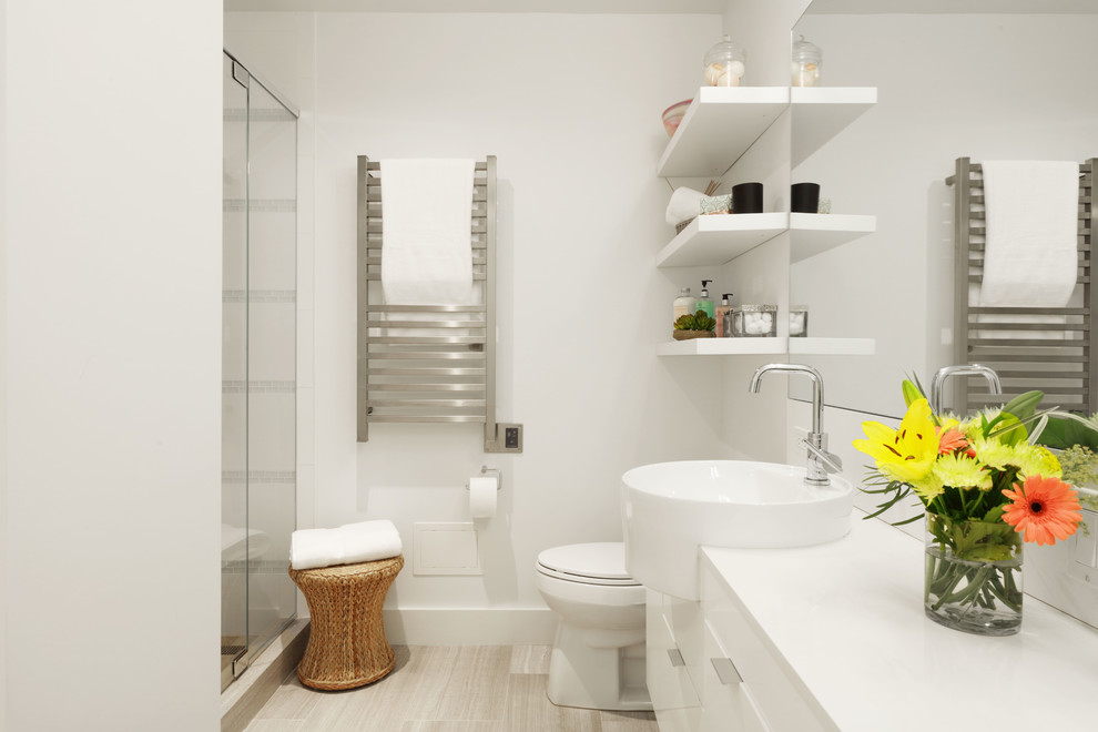 Стильный дизайн: главная ванная комната среднего размера в стиле неоклассика (современная классика) с плоскими фасадами, белыми фасадами, душем в нише, унитазом-моноблоком, белой плиткой, керамогранитной плиткой, белыми стенами, полом из известняка, настольной раковиной, столешницей из искусственного кварца, шторкой для ванной и бежевым полом - последний тренд