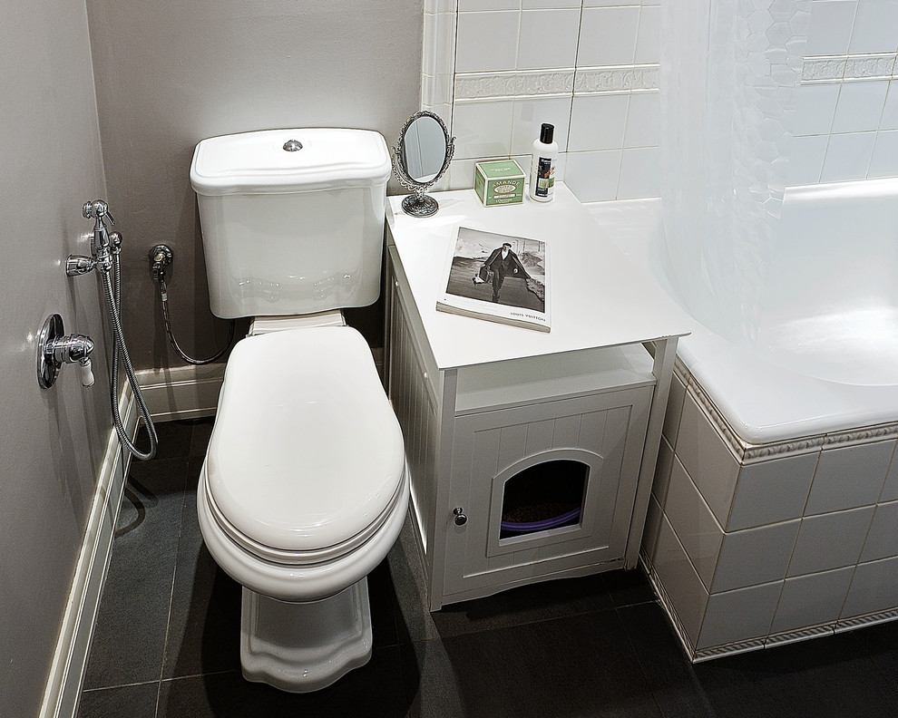 Bild på ett litet vintage en-suite badrum, med vit kakel, porslinskakel, ett hörnbadkar, en dusch/badkar-kombination, en toalettstol med hel cisternkåpa, ett konsol handfat, grå väggar och klinkergolv i keramik
