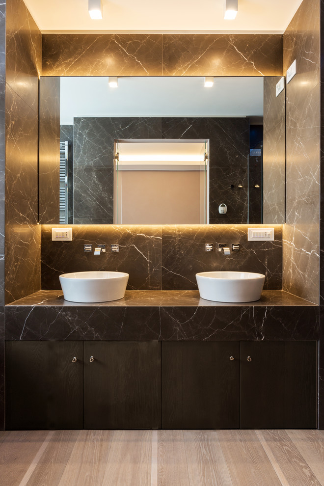 ミラノにあるラグジュアリーな広いコンテンポラリースタイルのおしゃれな浴室の写真