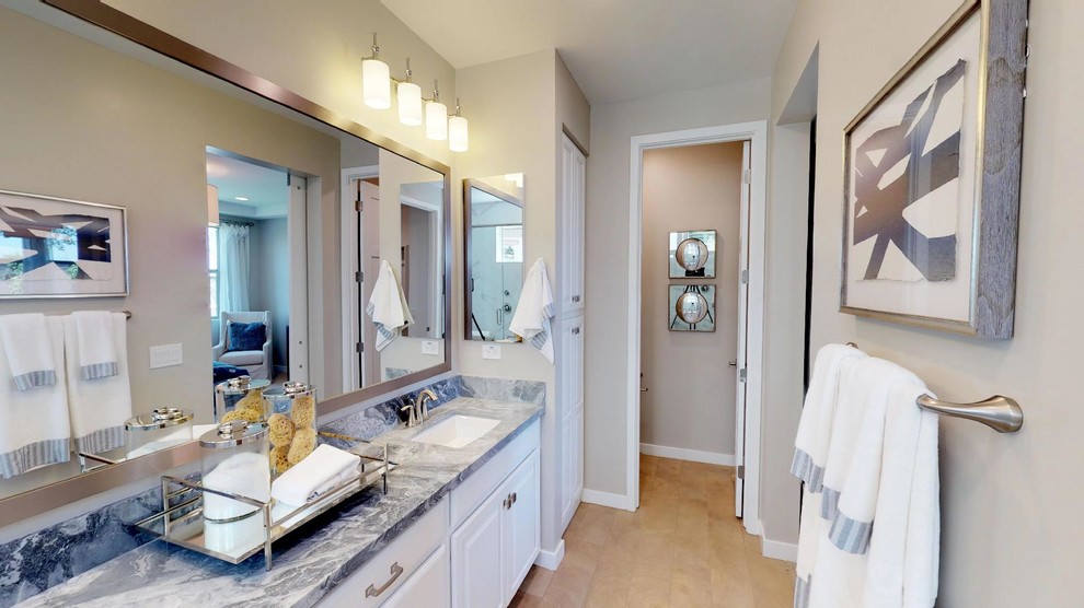 Foto på ett mellanstort funkis vit badrum med dusch, med luckor med upphöjd panel, vita skåp, ett undermonterad handfat och marmorbänkskiva