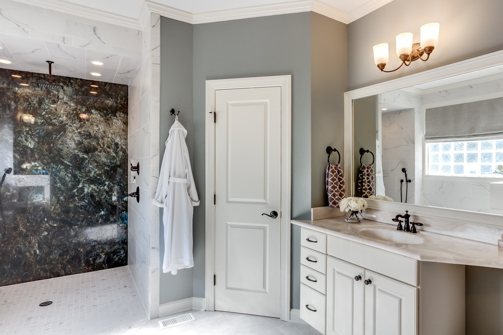 Свежая идея для дизайна: большая ванная комната в современном стиле с фасадами с выступающей филенкой, белыми фасадами, открытым душем, раздельным унитазом, белой плиткой, керамической плиткой, серыми стенами, полом из керамической плитки, монолитной раковиной и мраморной столешницей - отличное фото интерьера