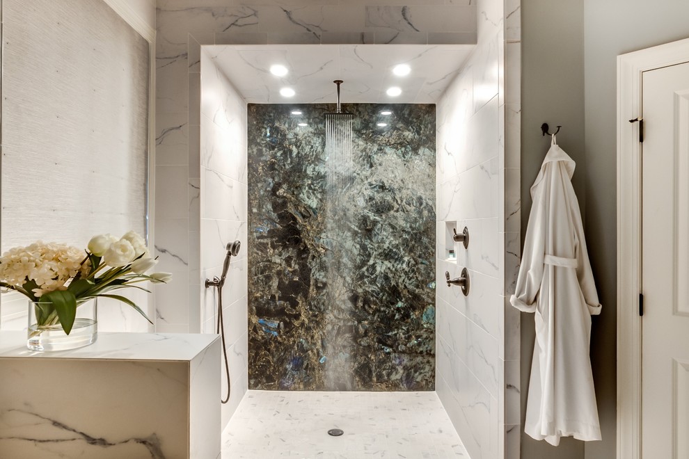 ローリーにある高級な広いコンテンポラリースタイルのおしゃれなマスターバスルーム (大理石の洗面台、オープン型シャワー、グレーのタイル、セラミックタイル、グレーの壁、セラミックタイルの床、オープンシャワー) の写真