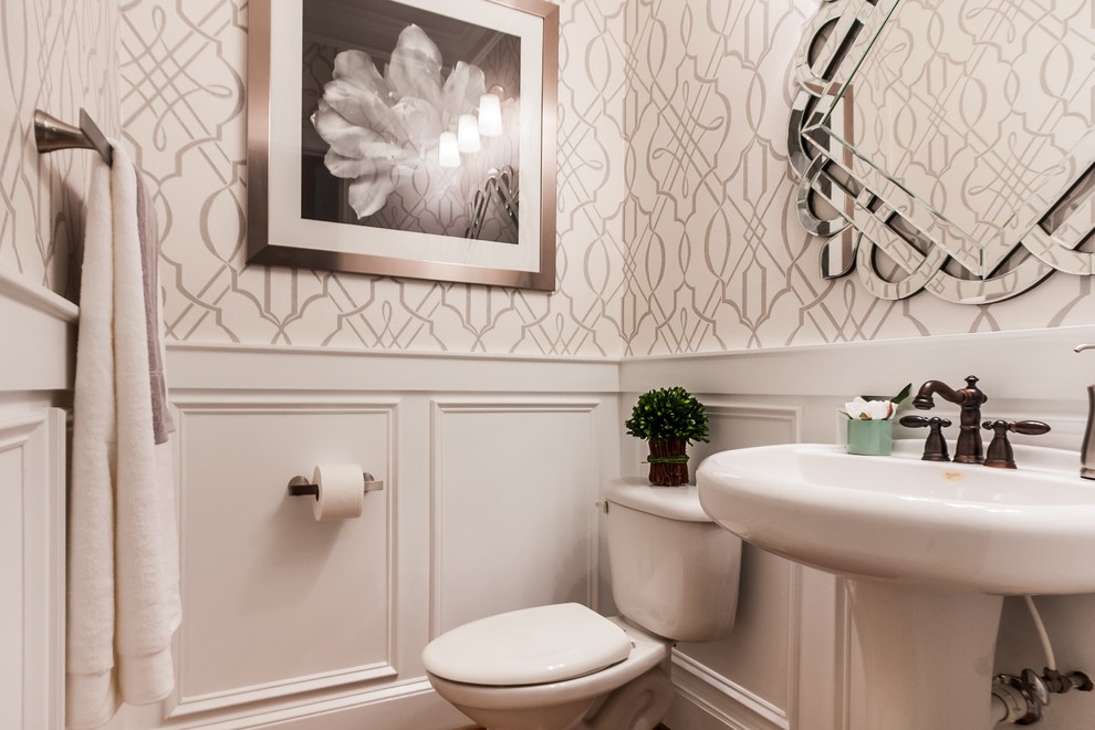 Esempio di una piccola stanza da bagno con doccia minimal con WC a due pezzi, pareti bianche, parquet chiaro e lavabo a colonna