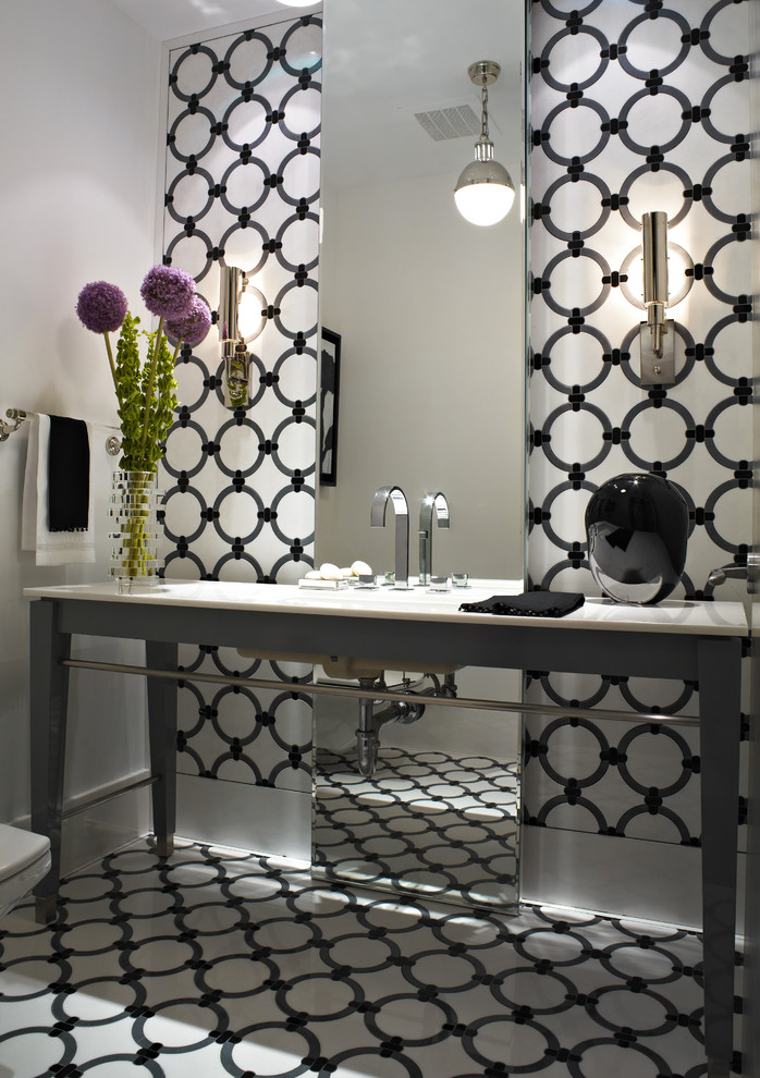 Пример оригинального дизайна: ванная комната среднего размера: освещение в современном стиле с серыми фасадами, белыми стенами, душевой кабиной и черно-белой плиткой