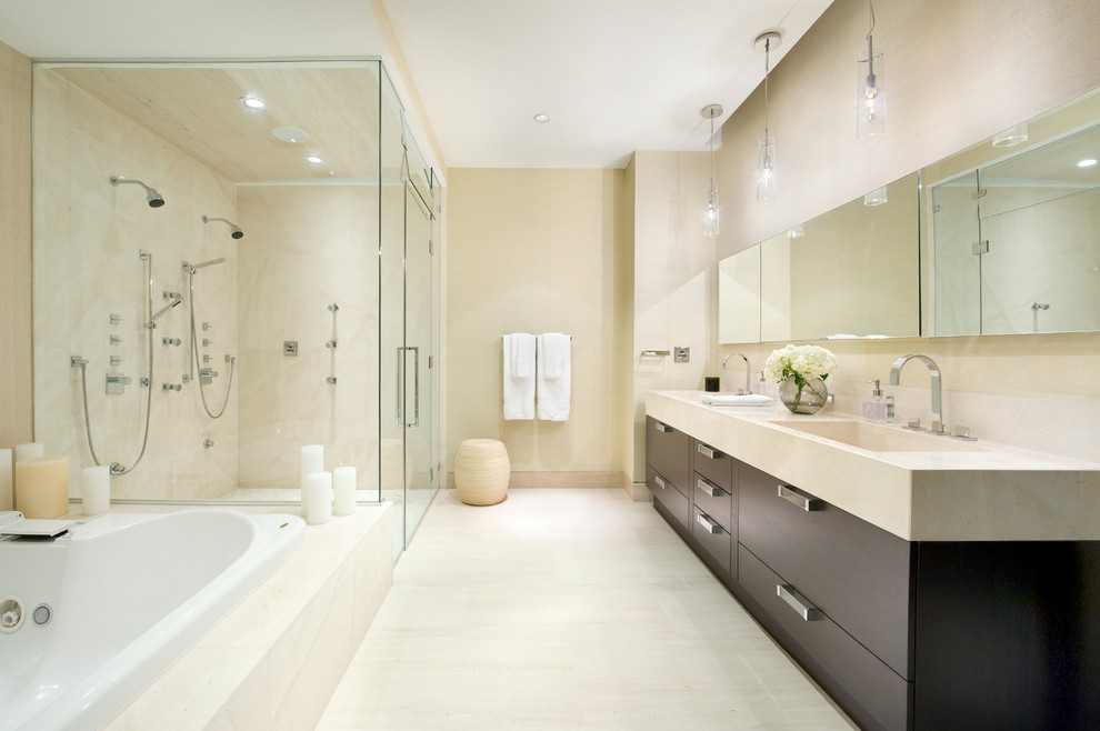 Свежая идея для дизайна: ванная комната в современном стиле с монолитной раковиной, плоскими фасадами, темными деревянными фасадами, накладной ванной и душем в нише - отличное фото интерьера