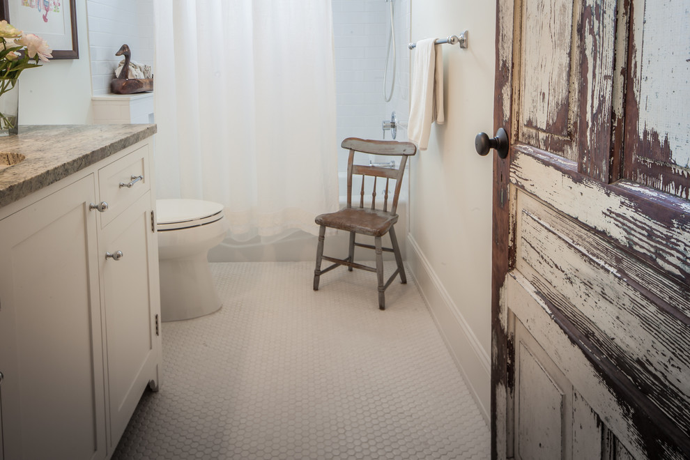 Inredning av ett lantligt mellanstort en-suite badrum, med skåp i shakerstil, vita skåp, ett fristående badkar, grå väggar, klinkergolv i porslin, grått golv, en dusch/badkar-kombination, ett undermonterad handfat, granitbänkskiva och dusch med duschdraperi
