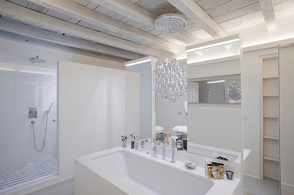 Idee per una grande stanza da bagno design con vasca da incasso, doccia alcova, pareti bianche e parquet chiaro