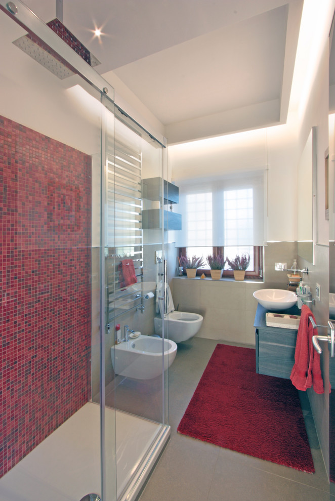 Idéer för att renovera ett mellanstort funkis en-suite badrum, med ett konsol handfat, möbel-liknande, skåp i mellenmörkt trä, bänkskiva i akrylsten, en hörndusch, en toalettstol med separat cisternkåpa, röd kakel, mosaik, röda väggar och klinkergolv i keramik