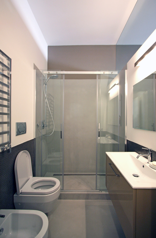 Ejemplo de cuarto de baño minimalista pequeño con puertas de armario beige, encimera de cuarcita, ducha esquinera, sanitario de pared, paredes grises, suelo de cemento, aseo y ducha y lavabo integrado