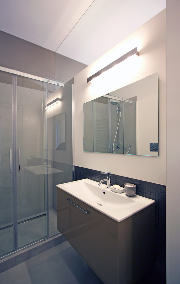 Idéer för ett litet modernt badrum med dusch, med ett konsol handfat, beige skåp, bänkskiva i kvartsit, en hörndusch, en vägghängd toalettstol, grå väggar och betonggolv