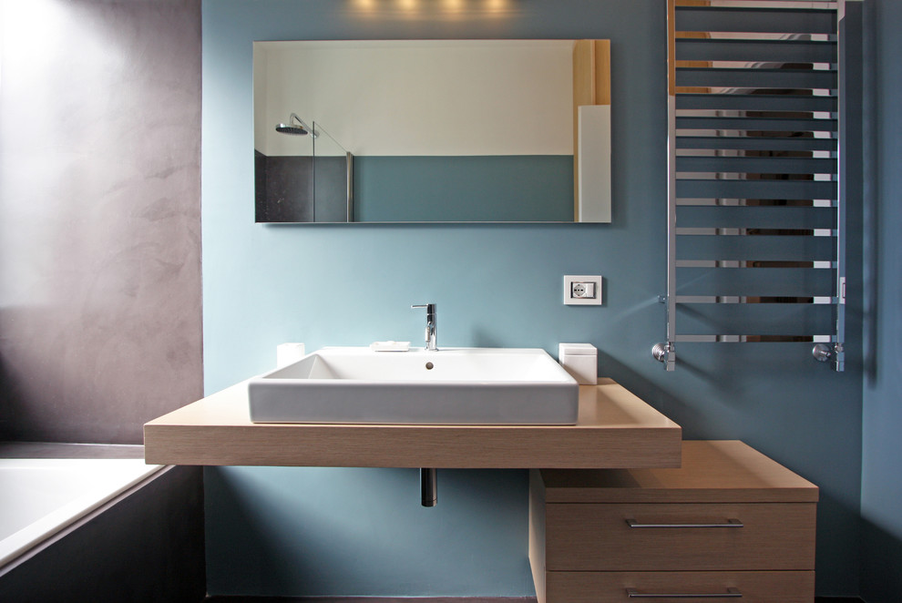 Idéer för ett mellanstort modernt en-suite badrum, med ett konsol handfat, möbel-liknande, skåp i ljust trä, ett platsbyggt badkar, en hörndusch, en vägghängd toalettstol och blå väggar