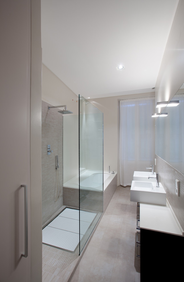 Immagine di una stanza da bagno moderna con vasca da incasso, piastrelle beige, doccia aperta, lavabo a bacinella e doccia aperta