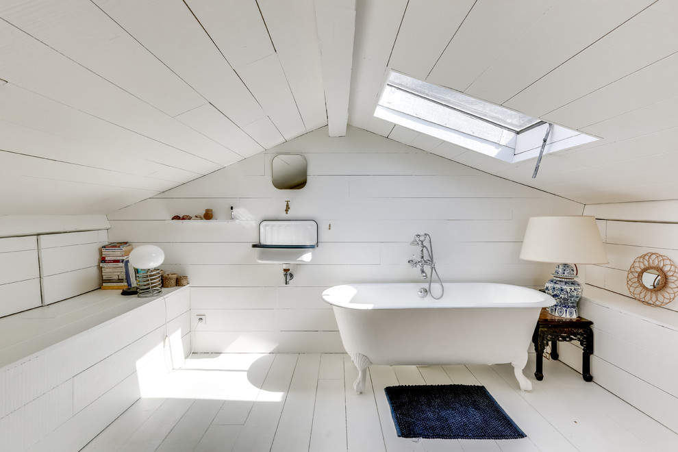 Idées déco pour une salle de bain principale romantique de taille moyenne avec un mur blanc, un sol blanc, une baignoire sur pieds, parquet peint, un lavabo suspendu, un carrelage blanc et un plan de toilette blanc.