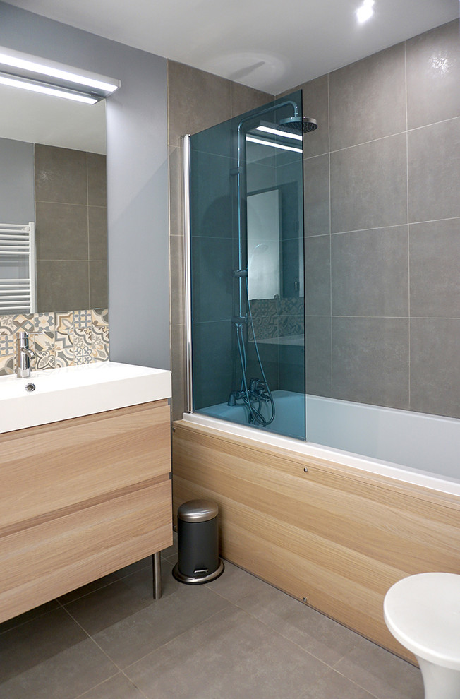 Modelo de cuarto de baño minimalista con puertas de armario de madera clara