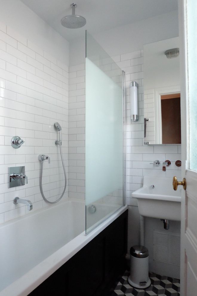 Retro Badezimmer En Suite mit Badewanne in Nische, weißen Fliesen, Zementfliesen, weißer Wandfarbe und Wandwaschbecken in Paris