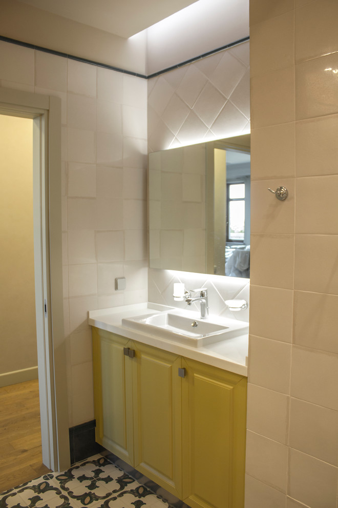 На фото: маленькая ванная комната в стиле фьюжн с белыми стенами и душевой кабиной для на участке и в саду