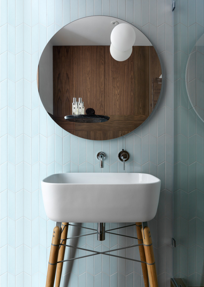 На фото: ванная комната в современном стиле с синей плиткой, консольной раковиной и тумбой под одну раковину с