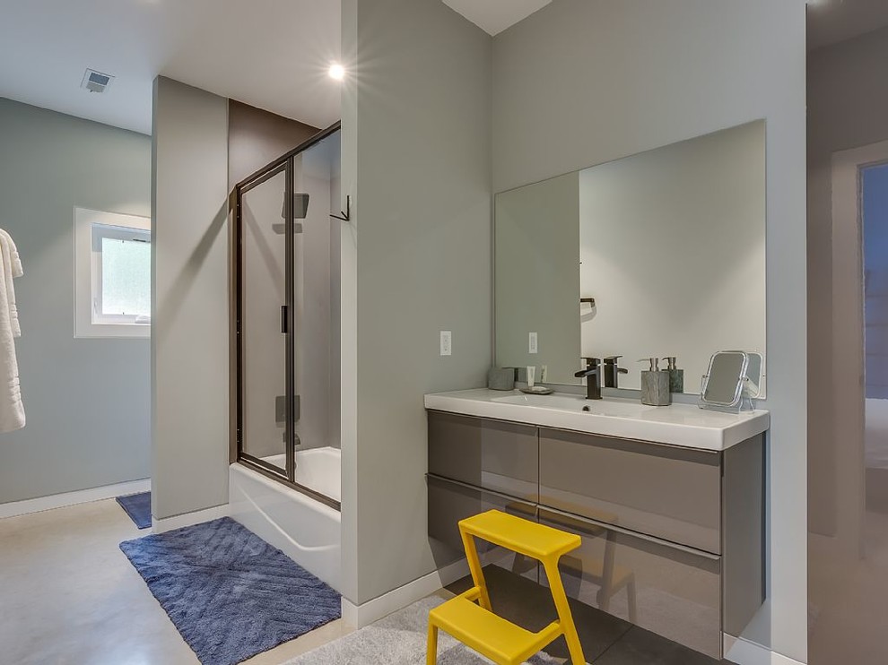 Großes Modernes Badezimmer mit Betonboden in Sonstige