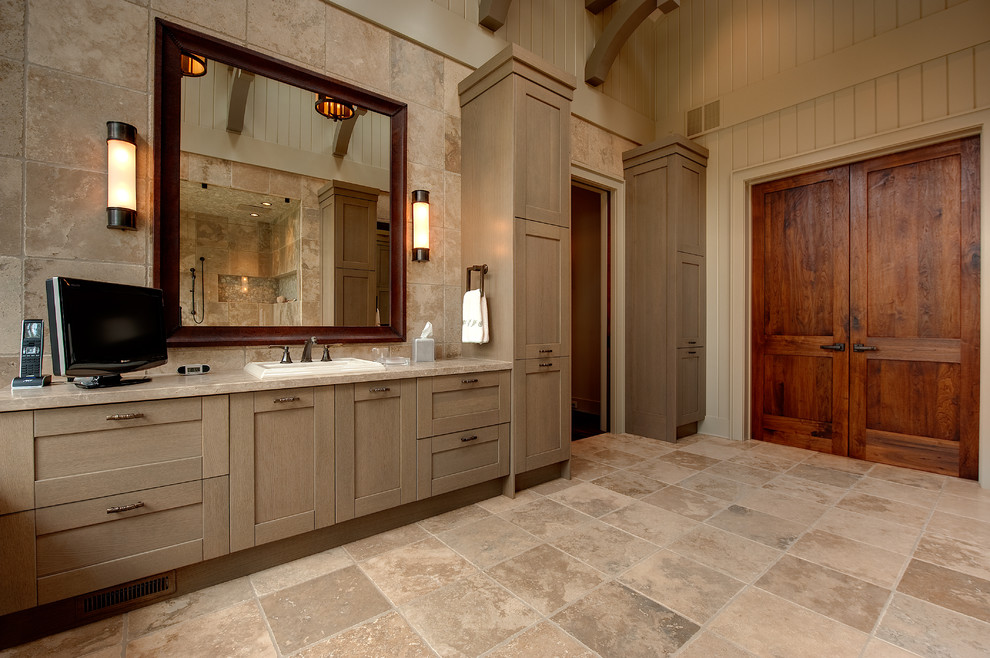 На фото: ванная комната: освещение в стиле рустика с накладной раковиной, фасадами в стиле шейкер, коричневыми фасадами и бежевой плиткой