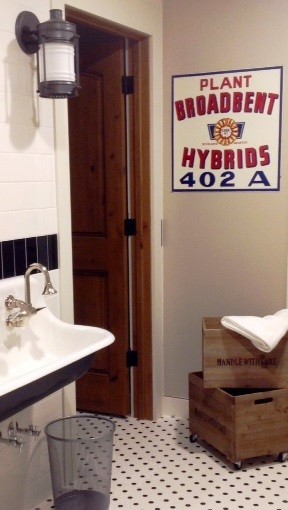 Свежая идея для дизайна: детская ванная комната среднего размера в стиле рустика с подвесной раковиной, белой плиткой, белыми стенами и полом из керамической плитки - отличное фото интерьера