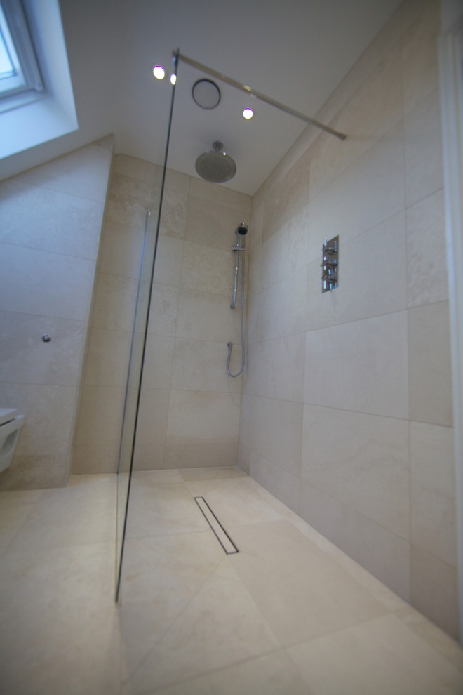 Esempio di una piccola stanza da bagno padronale minimal con ante bianche, doccia aperta, piastrelle beige, piastrelle in pietra, nessun'anta, WC sospeso, pareti beige e pavimento in pietra calcarea
