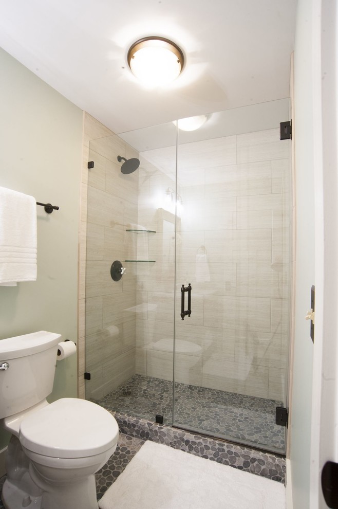 Inspiration för små moderna badrum med dusch, med en kantlös dusch, en toalettstol med hel cisternkåpa, beige kakel, keramikplattor, grå väggar, klinkergolv i småsten, grått golv och dusch med gångjärnsdörr