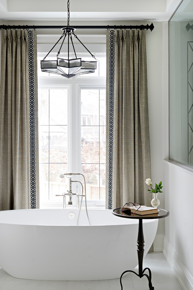 Großes Klassisches Badezimmer En Suite mit freistehender Badewanne, Porzellan-Bodenfliesen, weißem Boden, weißer Wandfarbe, Unterbauwaschbecken, Quarzwerkstein-Waschtisch, brauner Waschtischplatte, Eckdusche und Falttür-Duschabtrennung in Toronto