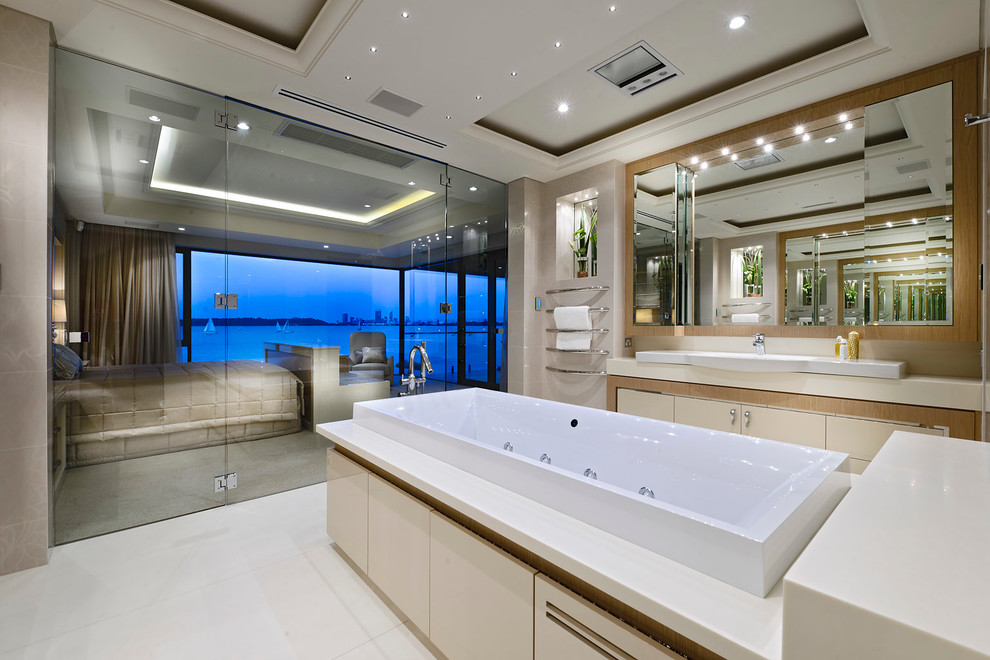 Foto på ett funkis badrum, med ett nedsänkt handfat, ett platsbyggt badkar och beige väggar