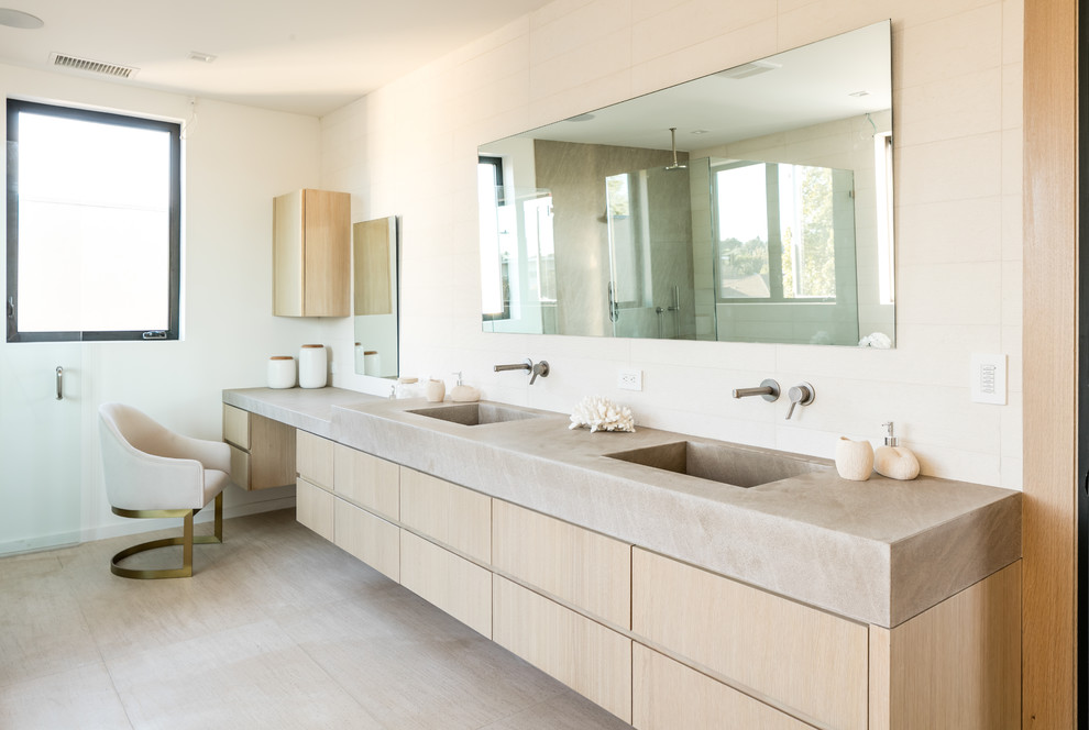 Стильный дизайн: главная ванная комната в современном стиле с плоскими фасадами, светлыми деревянными фасадами, угловым душем, бежевой плиткой, бежевыми стенами, монолитной раковиной, душем с распашными дверями и серой столешницей - последний тренд