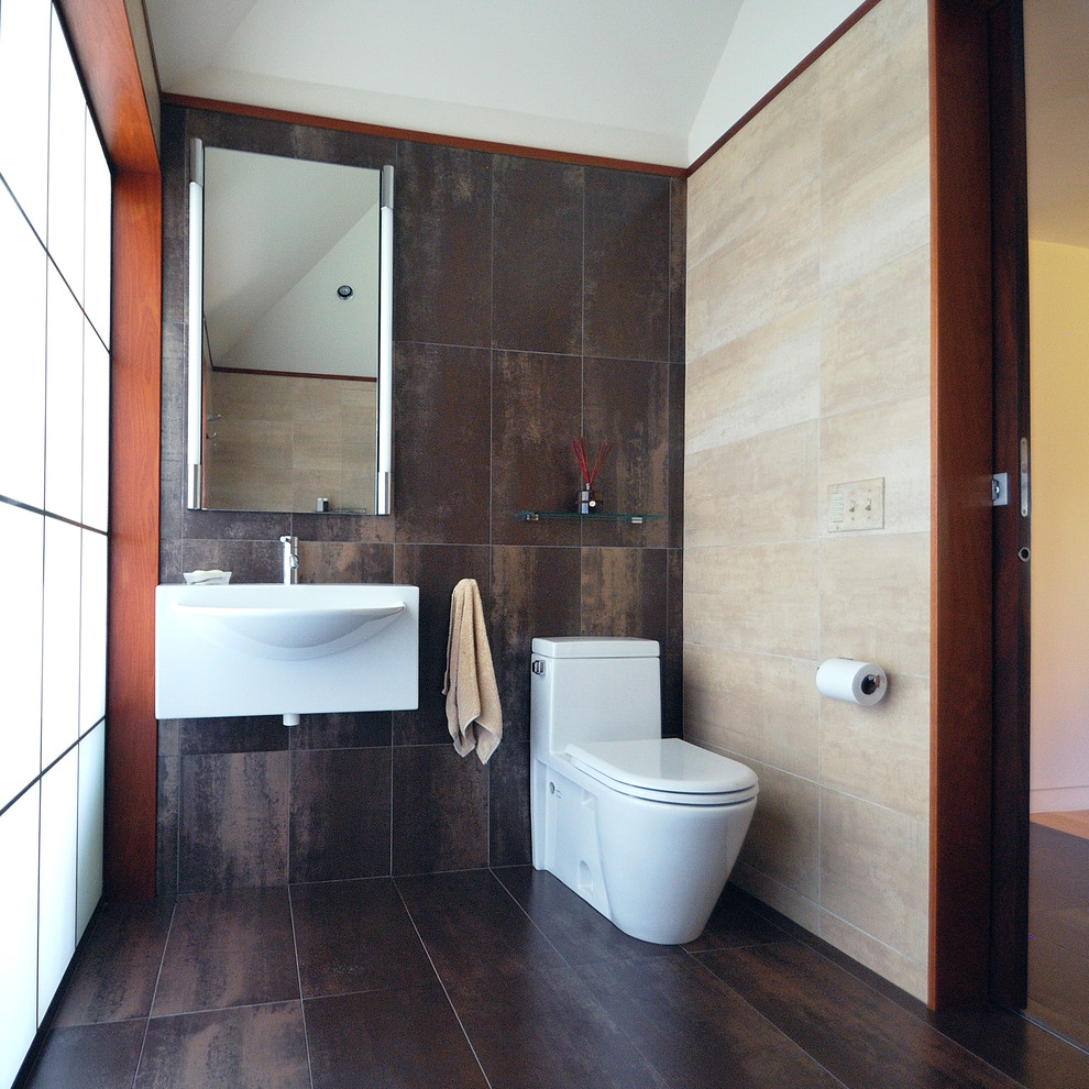 Idée de décoration pour une salle d'eau design avec une douche ouverte, WC à poser, un mur marron et un sol en carrelage de céramique.