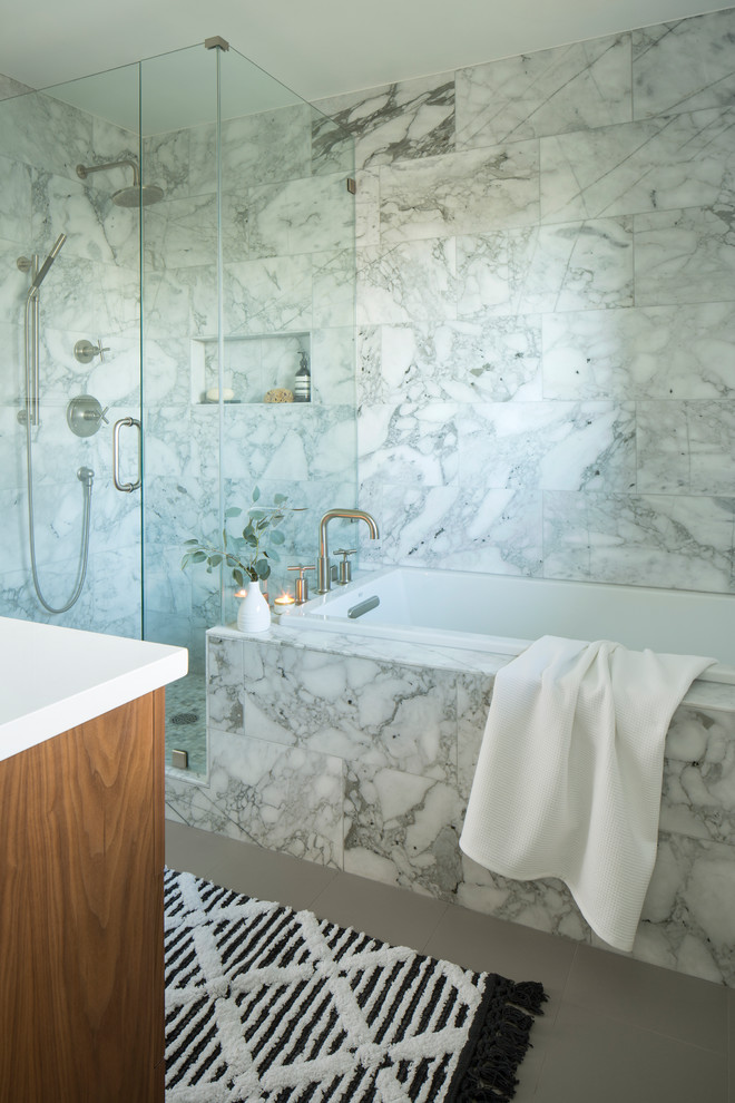 Mid-Century Badezimmer En Suite mit hellbraunen Holzschränken, Einbaubadewanne, Marmorfliesen und weißer Waschtischplatte in Denver