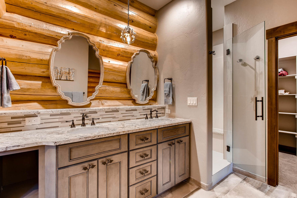 Bild på ett mellanstort rustikt en-suite badrum, med luckor med upphöjd panel, grå skåp, keramikplattor, cementgolv, ett undermonterad handfat, granitbänkskiva och grått golv