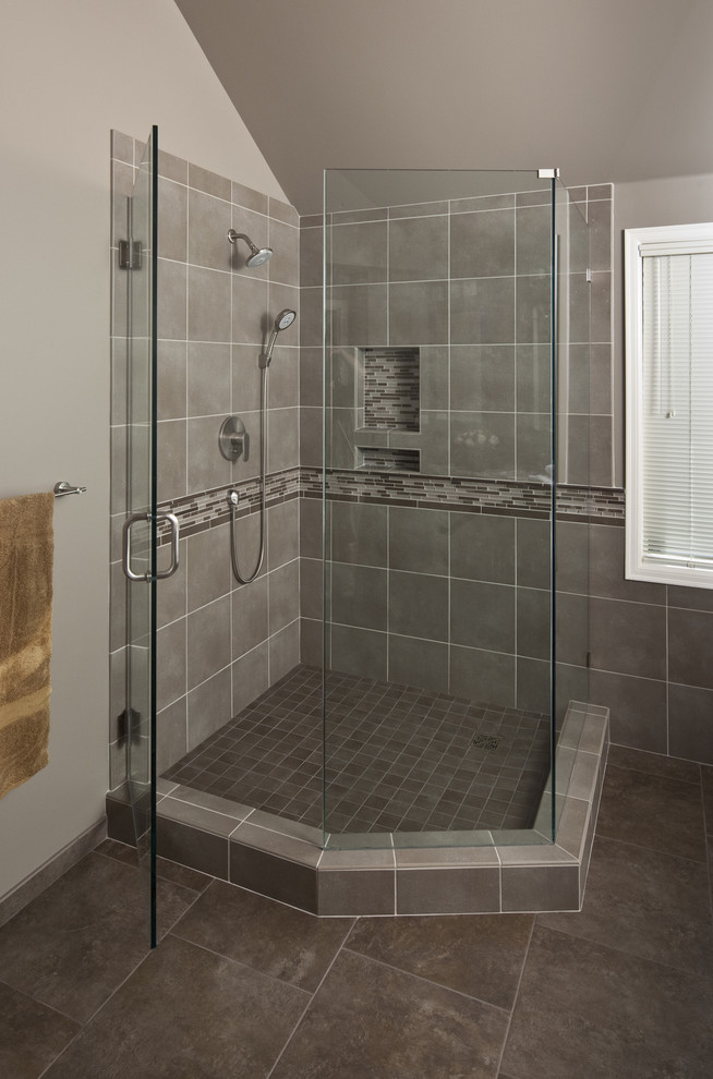 Idée de décoration pour une grande salle de bain design en bois foncé avec un placard à porte shaker, une baignoire indépendante, une douche d'angle, un carrelage beige, un carrelage marron, un carrelage gris, des carreaux en allumettes, un mur gris, un sol en carrelage de céramique et un lavabo encastré.