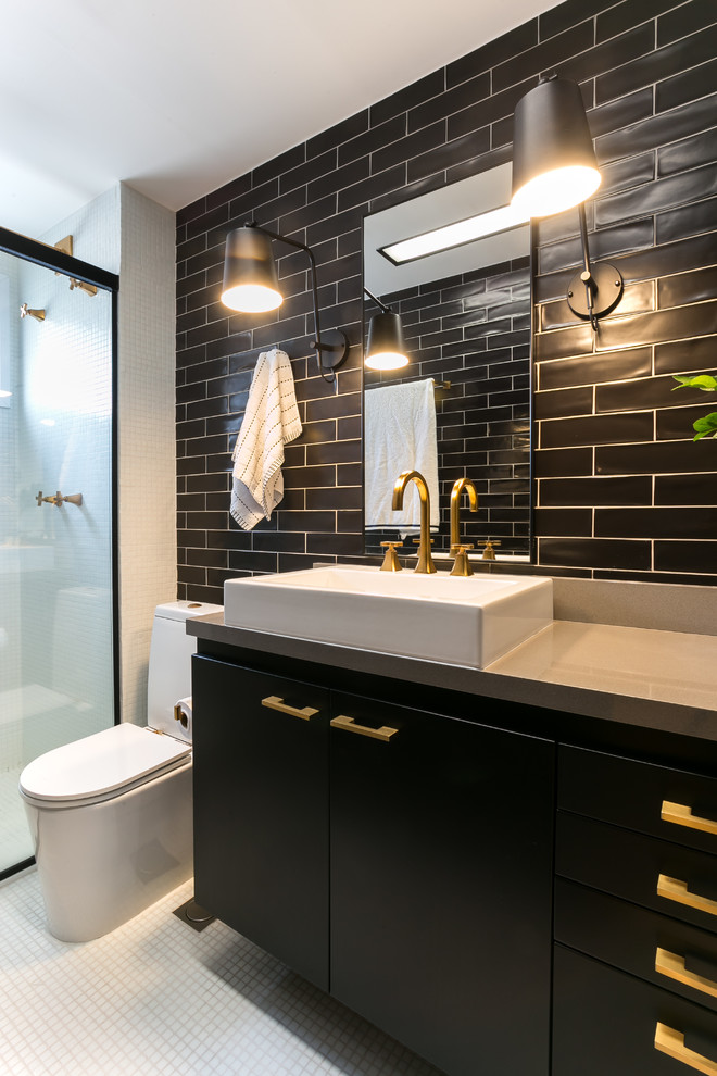 Exempel på ett modernt beige beige badrum med dusch, med släta luckor, svarta skåp, en dusch i en alkov, svart kakel, tunnelbanekakel, mosaikgolv, ett fristående handfat och vitt golv