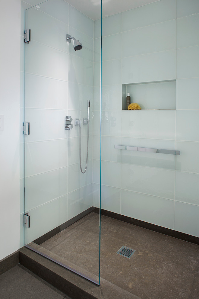 На фото: ванная комната в современном стиле с консольной раковиной, открытым душем, синей плиткой, белыми стенами, бетонным полом и стеклянной плиткой с