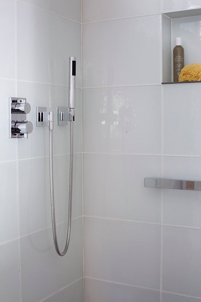 Idée de décoration pour une salle de bain design avec un plan vasque, une douche ouverte, des plaques de verre, un mur blanc, sol en béton ciré et un carrelage bleu.