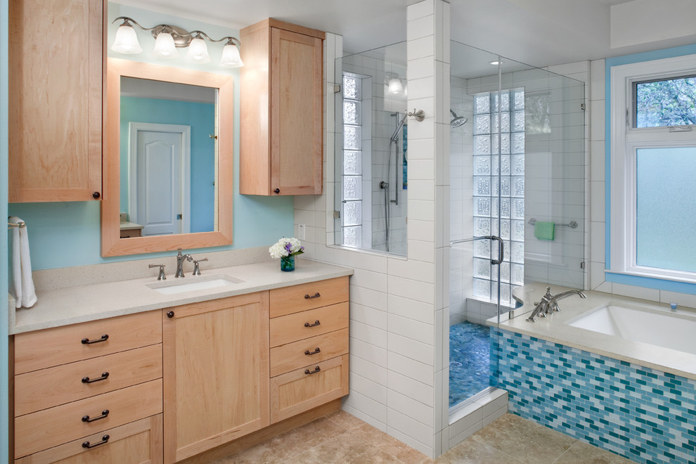 Cette image montre une salle de bain design en bois clair.