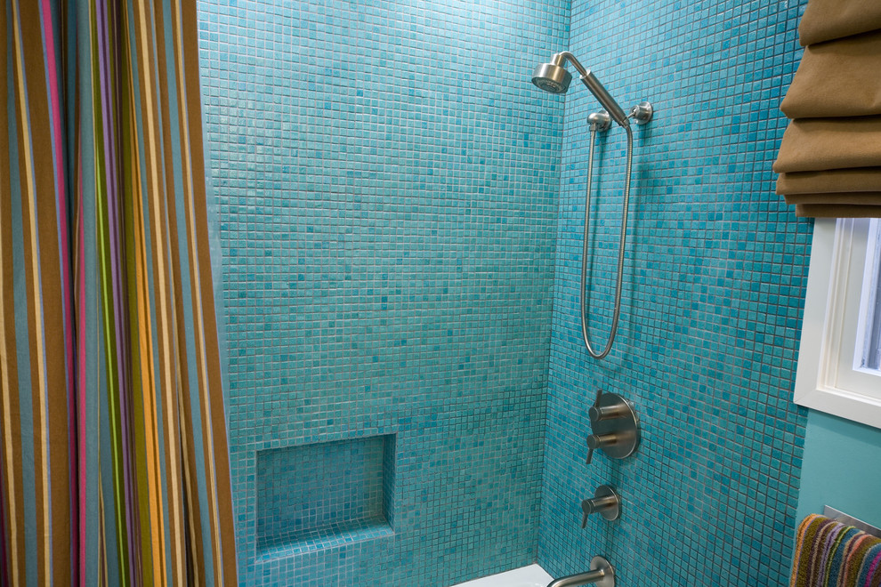 Immagine di una piccola stanza da bagno design con lavabo integrato, ante lisce, ante in legno scuro, top in cemento, doccia aperta, WC a due pezzi, piastrelle blu e pareti marroni