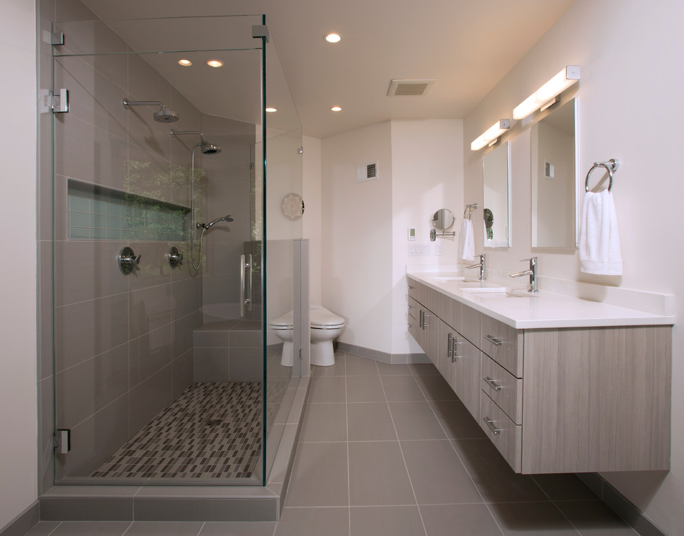 Ispirazione per una stanza da bagno padronale con doccia doppia e pareti bianche