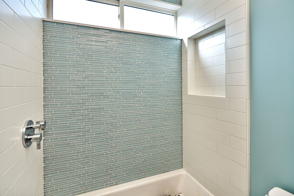 Idéer för ett mellanstort klassiskt vit badrum, med ett badkar i en alkov, en dusch/badkar-kombination, en toalettstol med hel cisternkåpa, blå kakel, glaskakel, blå väggar, klinkergolv i porslin, ett undermonterad handfat, bänkskiva i kvarts, vitt golv och dusch med duschdraperi