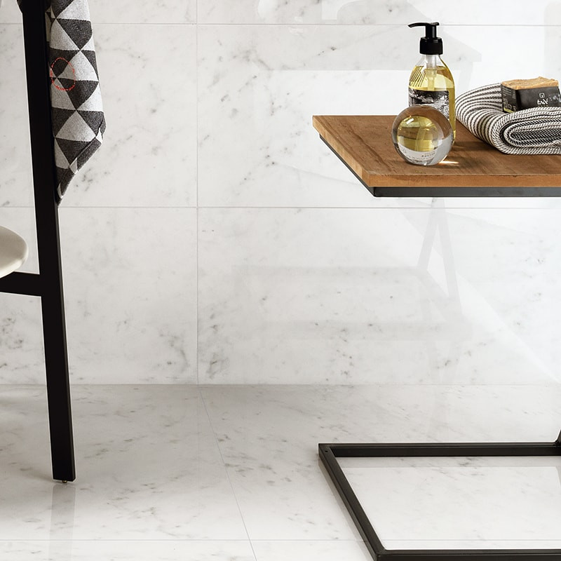 Idee per una stanza da bagno minimal con piastrelle bianche, piastrelle in gres porcellanato, pavimento in gres porcellanato e pavimento bianco