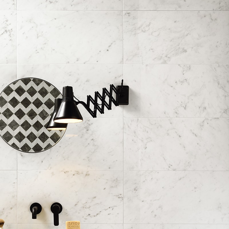Идея дизайна: ванная комната в современном стиле с белой плиткой и керамогранитной плиткой