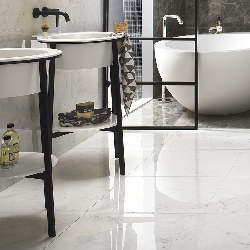 Diseño de cuarto de baño contemporáneo con baldosas y/o azulejos blancos, baldosas y/o azulejos de porcelana, suelo de baldosas de porcelana y suelo blanco