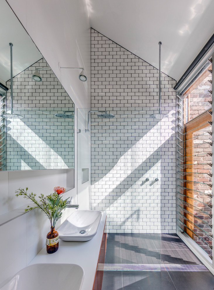 На фото: главная ванная комната в современном стиле с двойным душем, белой плиткой, плиткой кабанчик, белыми стенами, полом из сланца, серым полом и открытым душем с