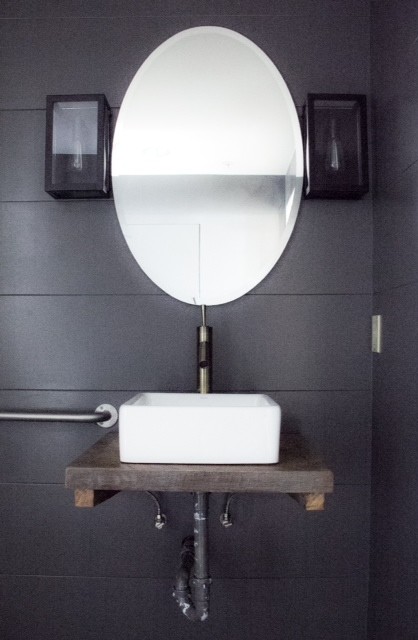 На фото: ванная комната среднего размера в стиле лофт с душевой кабиной, открытыми фасадами, столешницей из дерева, черной плиткой, настольной раковиной, серыми стенами и полом из керамической плитки